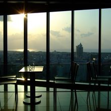 飲食スペースから見る夕日　（NEXT21、古町、日本海方向）