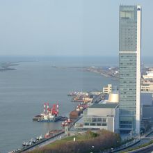 朱鷺メッセ、新潟西港方向