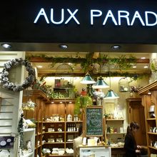 エスカレーター横のお店