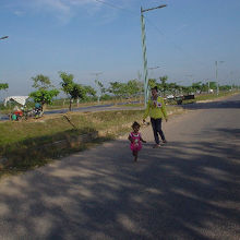 わき道で子どもが遊ぶ