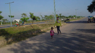 対向４車線の大変立派な道路だが子どもが遊べるほど交通量も人の姿も少ないアプサラ・ロード