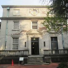 まず左手には「旧英国総領事館」、現在は「横浜開港資料館」です