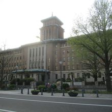 「横浜開港資料館」正面は”キングの塔”の「神奈川県庁本庁舎」