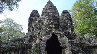 かつては凱旋兵士たちが意気揚々とくぐったであろう勝利の門、今は寂しいくらいひっそりとしている。