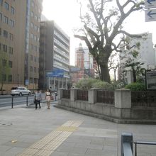 右手奥には”ジャックの塔”の「横浜市開港記念会館」