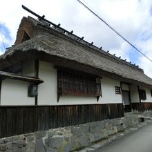 やっぱり門と言うより住居ですね