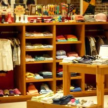 カラフルな商品が揃う