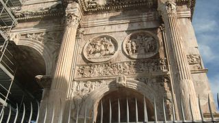 修復中だが彫刻がすばらしい