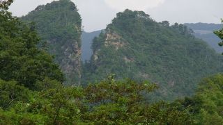 金脈採掘でタテに割れている山