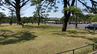 乾門通りの公開の時は皇居外苑が人行列でいっぱいになった