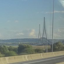 ル・アーヴルからの路線バス、いよいよ橋が見えてきました。