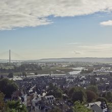 橋とオンフルール市街。セーヌの沼沢地が広がっています。