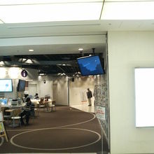 係員の他、タッチパネル形式の情報端末もあります。