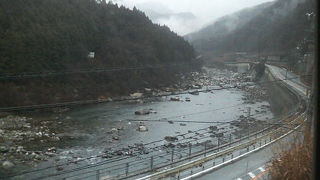 長野の山奥から愛知へ、中央本線などに沿って流れる川