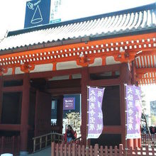 たまにこちらから入場している団体ツアー客もいます。