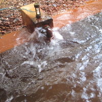 もうひとつの露天風呂は赤湯でした