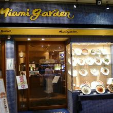 ちょっと暗めの店内です。