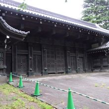 大名屋敷の門。門でこれだけ金をかけるなんて〜