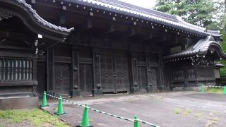 大名屋敷の門がこんなところに！！