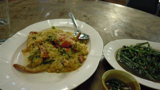 アシアの喧騒を味わい、食事とショッピングをする場所