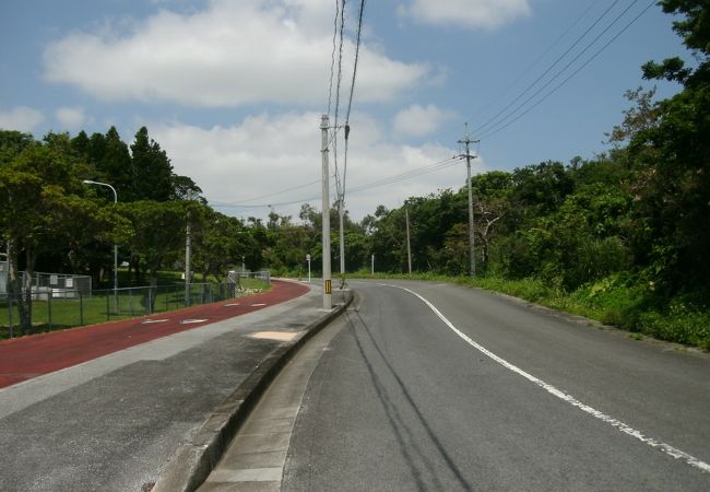 ４つのグスク(沖縄方言で城)跡が道沿いにある