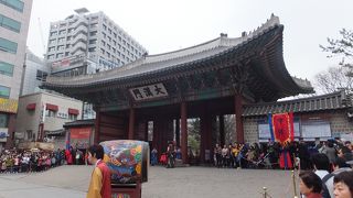 今は、徳寿宮の正門として人気ですが・・・。