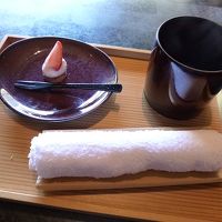 チェックイン時に供されたお茶とお菓子