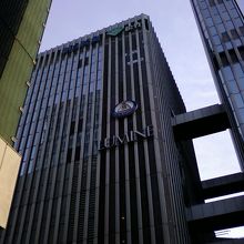 ビルが隣接した場所にあります。