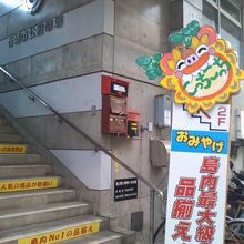 １F/2Fへは外階段を利用します