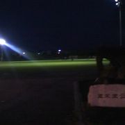 夜間でも照明設備が整っている公園です