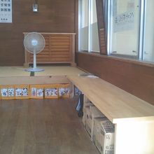 店舗内には休憩スペースもありました