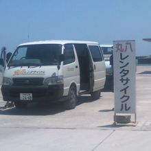 竹富港に待機する送迎車の様子