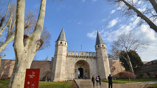 アヤソフィアからの経路の最初の門