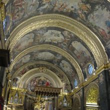 聖ヨハネ大聖堂の中。見事な天井画！