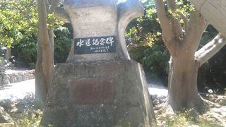 島の水事情に思いを馳せる上で貴重な碑だと思います