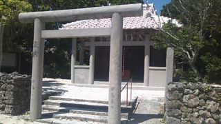 島の英雄、西塘が祀られています