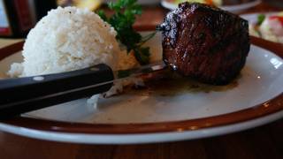 絶景テラスで肉厚ステーキ