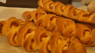 しっかり噛み切って味わうパンでした。