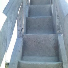 このような急な階段となっています