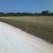 浜に向かう途中ではこんな開けた場所もありました