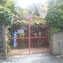 門が施錠されている入口の様子