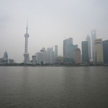 上海のシンボル・オリエンタル パール タワーを遠