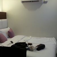 ベッドでほとんど埋まってしまうくらいで、ちょっと狭い