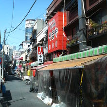 もつ煮込みの赤提灯を出す店もあり、昼から賑わっていました。