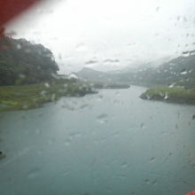 奥行きのある入り組んだ形の湖を見渡せます。