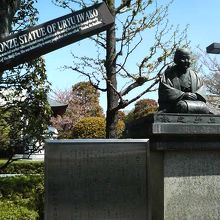 優しそうな表情の像です。