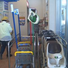 店内のお子様用カートには、カエルさん柄も！