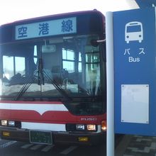 空港に待機する無料バスの様子