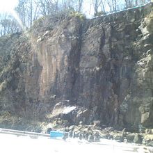 シーズンにはここに滝が流れます