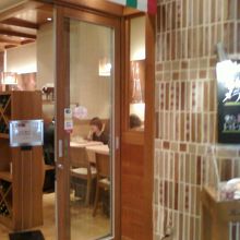 お店の入り口そばです。